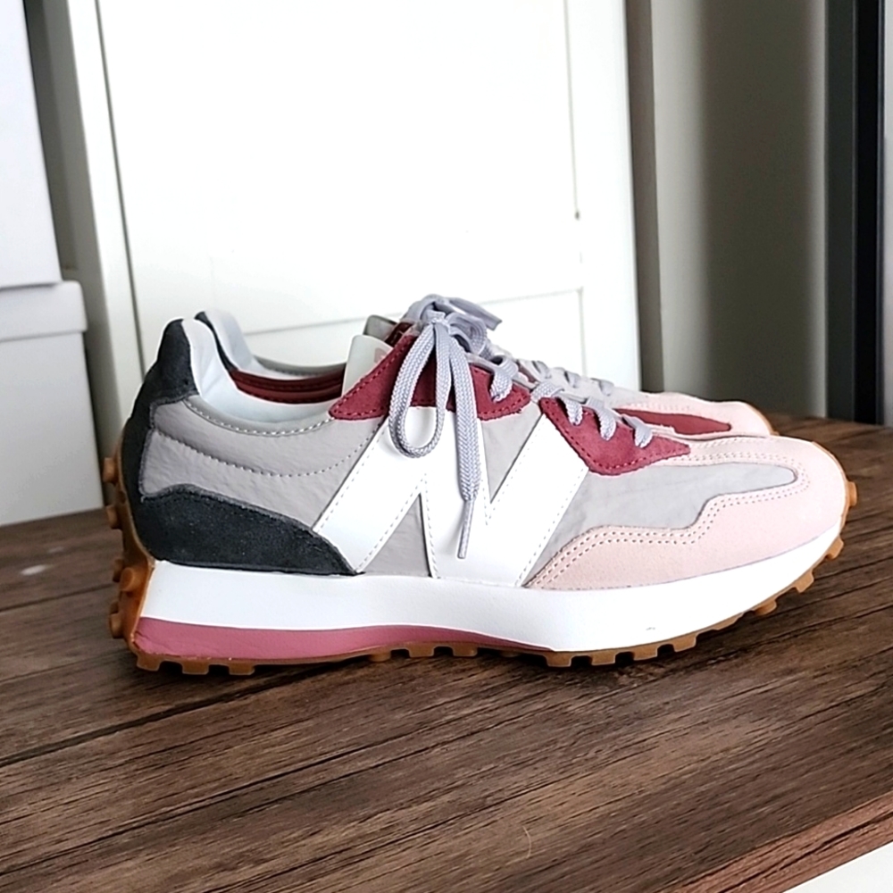 New Balance Women's 327 size 9